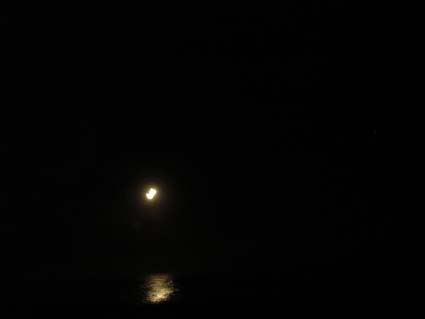 月が海に写ってる！