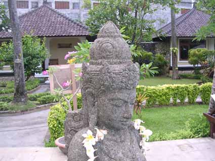 ホテルの庭にある石像。