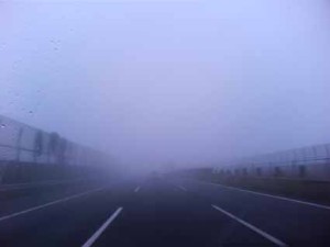 帰りの東名高速。霧がスゲー。