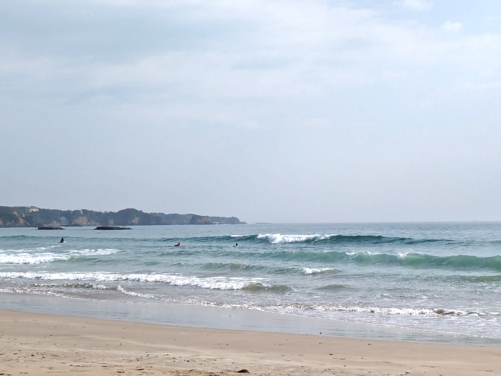 三重県国府の浜。天気もよくて風も弱くていい波、最高の１日でしたよ！
