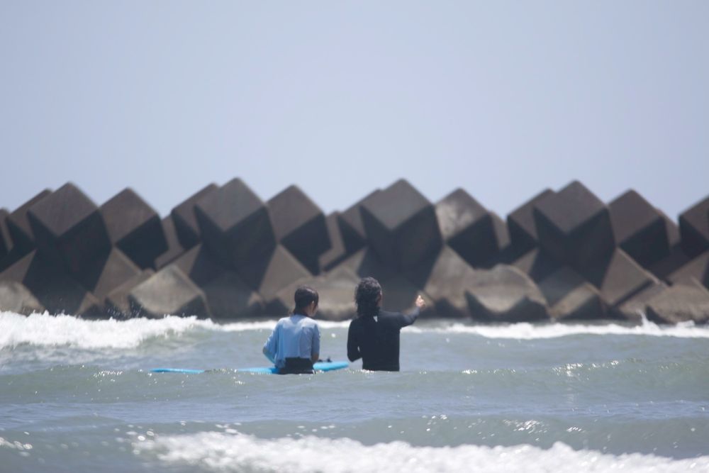 はじめはプッシュします。でもすぐおひとりでサーフィンできるようになります。