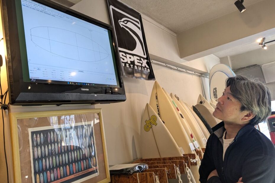 ショップのモニターでソフトウェアの動きを確認してもらいながらデータを作っていきます。